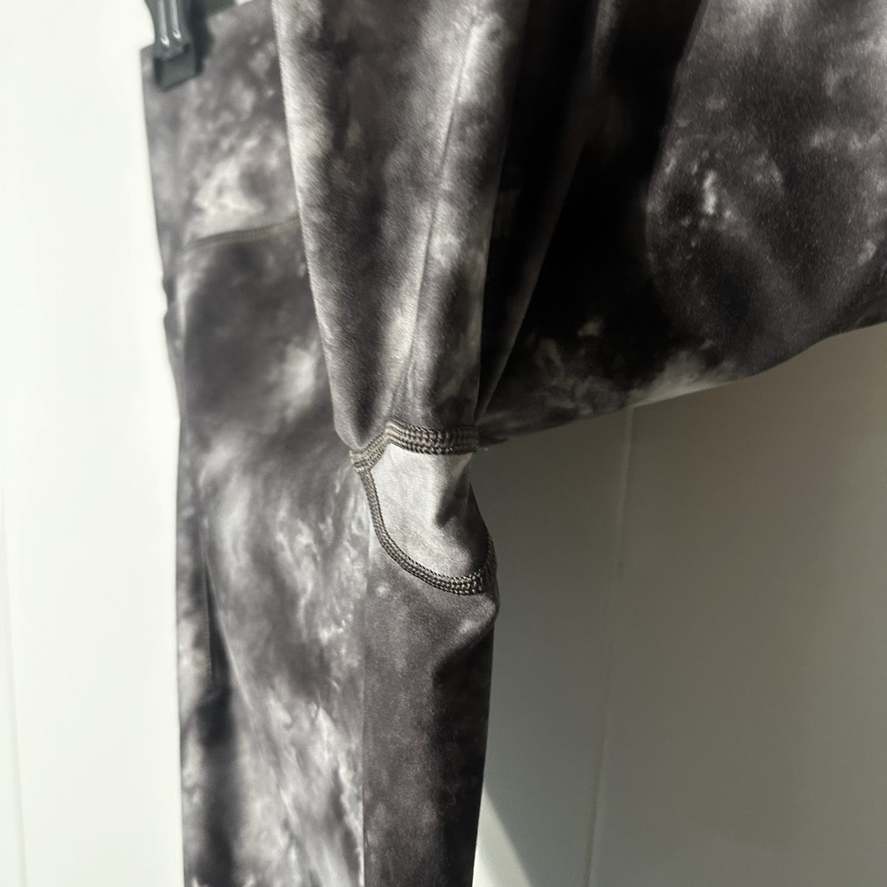 Athleta Salutation Stash Pocket II Capri Leggings Black White Tye Dye Pockets M - Picture 4 of 9